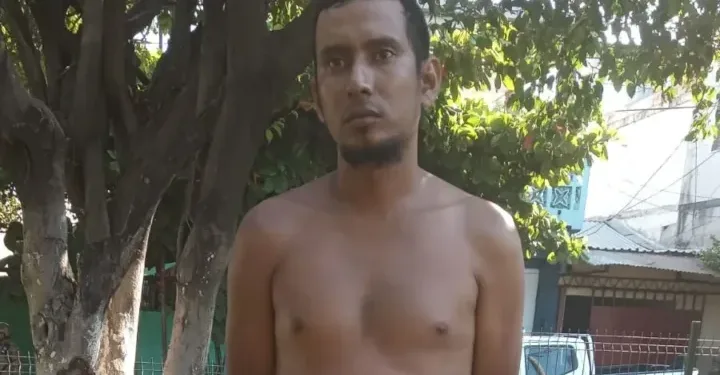 Policía salvadoreña encuentra por casualidad un cadáver escondido en un auto tras un accidente vial