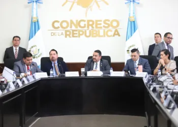 Empresarios piden normas regionales en ley de etiquetado discutida por el Congreso de Guatemala