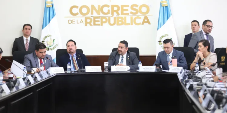 Empresarios piden normas regionales en ley de etiquetado discutida por el Congreso de Guatemala