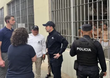 Senador republicano de EEUU aplaude el “modelo Bukele” tras visitar El Salvador