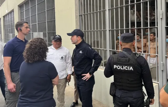 Senador republicano de EEUU aplaude el “modelo Bukele” tras visitar El Salvador