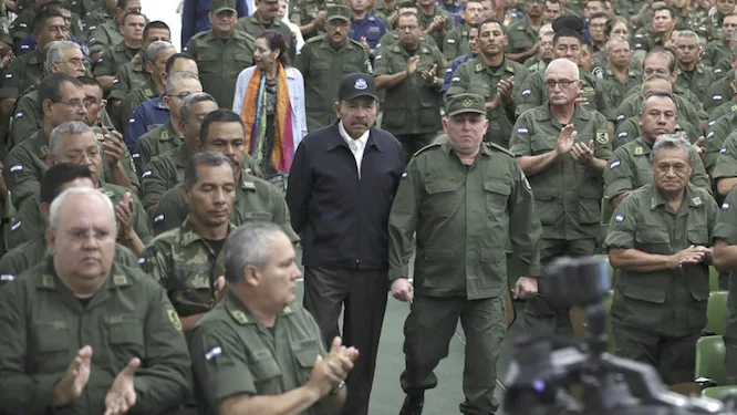 Daniel Ortega y Rosario Murillo junto a la cúpula militar del ejército sandinista.