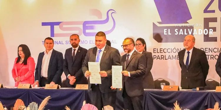 Diputados salvadoreños electos reciben sus credenciales oficiales para período 2024-2027