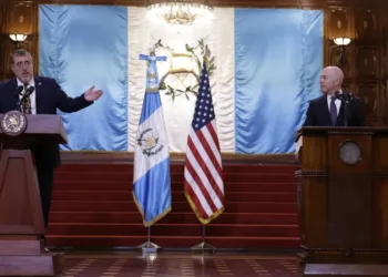 Presidente de Guatemala habla de migración y otros temas con secretario de Seguridad Nacional de EEUU