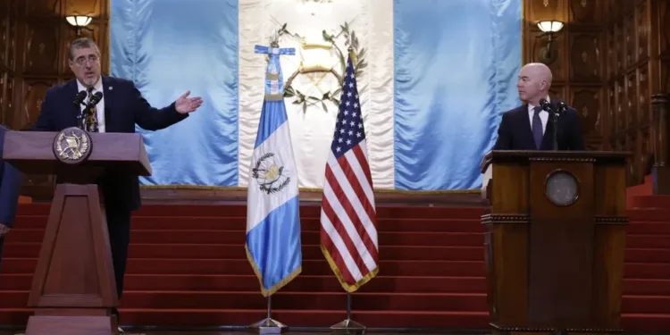 Presidente de Guatemala habla de migración y otros temas con secretario de Seguridad Nacional de EEUU