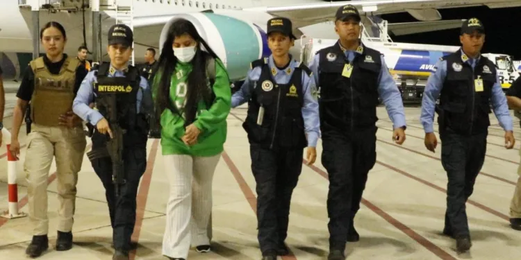 Hondureña acusada de secuestro es extraditada desde España