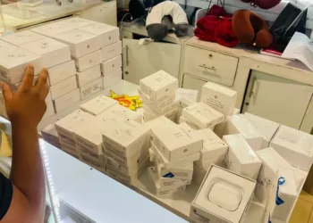 Decomisan decenas de dispositivos Apple de “mentiritas” que vendían en aeropuerto La Aurora