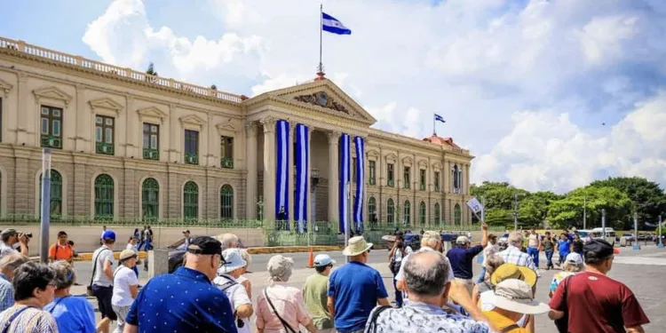 Bukele dice que turismo en El Salvador crece 35 % este año en comparación al 2023