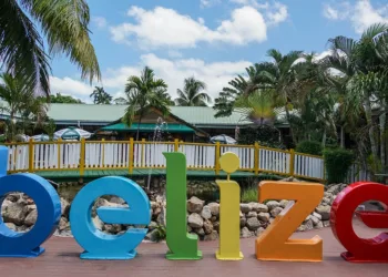 Belice elimina el impuesto de salida a turistas de cinco estados de México