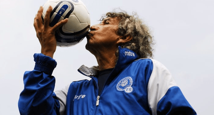 El ídolo del fútbol salvadoreño Mágico González cumple 66 años