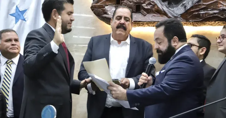 Congreso de Honduras elige a funcionarios de segundo grado y luego sesiona a puerta cerrada