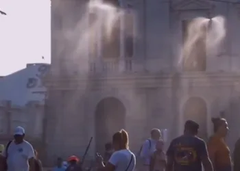 Guerra al calor en San Salvador: instalan aspersores de agua en plaza pública