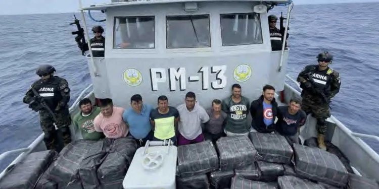 Decomisan $37 millones en droga y arrestan a 3 guatemaltecos y 6 ecuatorianos en El Salvador