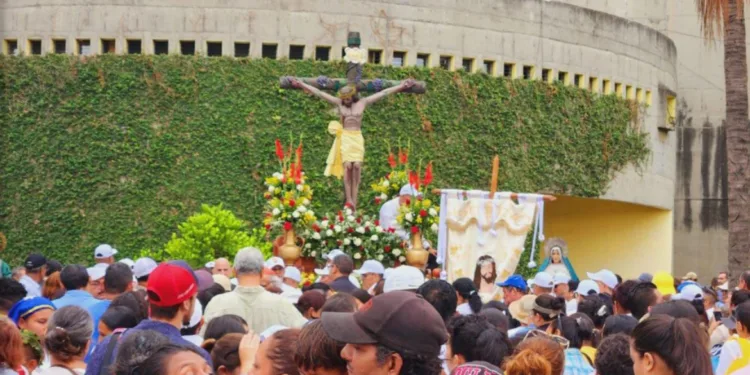 Vía Crucis fue realizado en patio de catedral de Managua por la prohibición de la dictadura