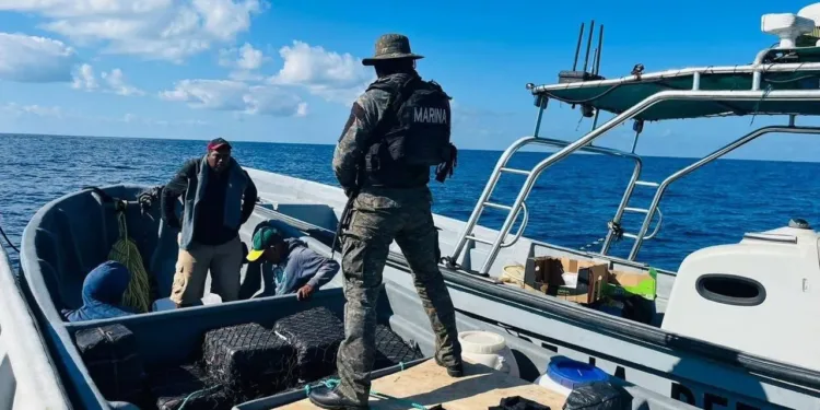 Incautan en Guatemala una lancha rápida cargada posiblemente con droga