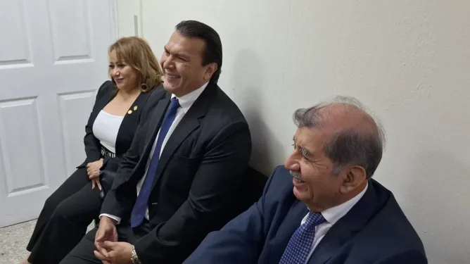 Magistrados electorales acusados por presunta compra irregular llegan a juzgados guatemaltecos