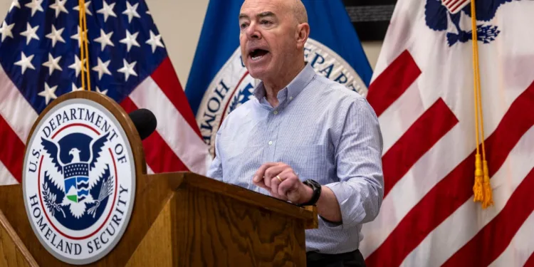 Secretario de Seguridad Nacional de EEUU llega a Guatemala a darle otro espaldarazo a Arévalo