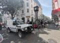 Una patrulla policial en una céntrica avenida de San José.