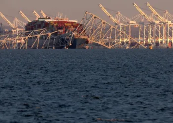 Puente en Estados Unidos se desploma cuando buque carguero lo choca