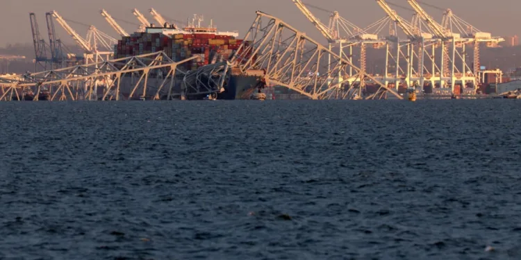 Puente en Estados Unidos se desploma cuando buque carguero lo choca