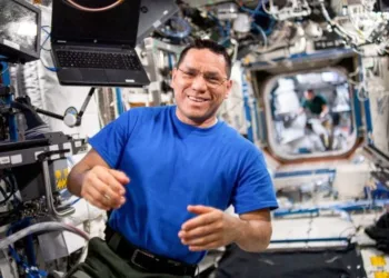 Astronauta de récord Frank Rubio visitará El Salvador, el país de sus padres