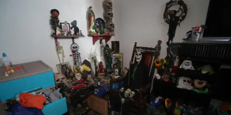 Policía encuentra altar a la Santa Muerte en casa de pandillero guatemalteco