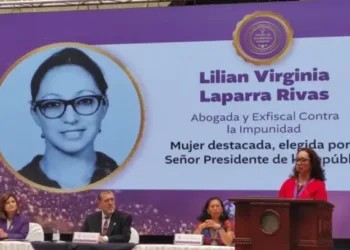 Exfiscal anticorrupción de Guatemala recibe reconocimiento de parte del presidente