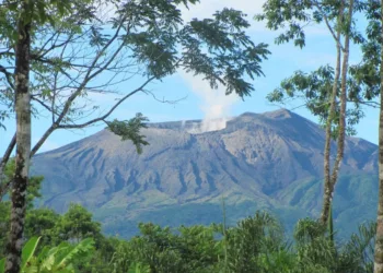 Intensifican vigilancia sobre volcán Rincón de la Vieja en Costa Rica