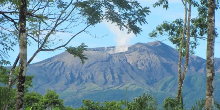 Intensifican vigilancia sobre volcán Rincón de la Vieja en Costa Rica