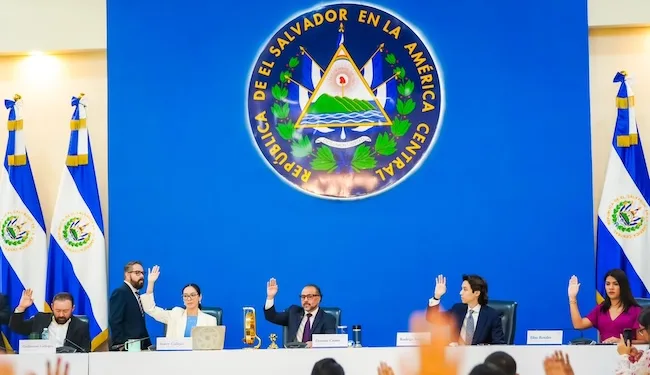 Reducción de número de municipios y de diputados entra en vigencia en El Salvador