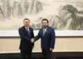 El vicepresidente salvadoreño, Félix Ulloa, junto al dirigente comunista chino, Hu Henglu