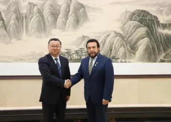 El vicepresidente salvadoreño, Félix Ulloa, junto al dirigente comunista chino, Hu Henglu