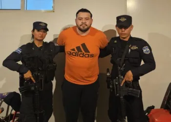 Arrestan a comisionado presidencial salvadoreño por “extorsionar” a empresas y personas