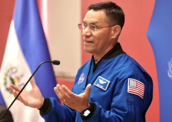 Astronauta de origen salvadoreño llama a juventud a desarrollar su creatividad