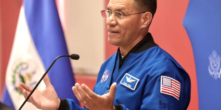 Astronauta de origen salvadoreño llama a juventud a desarrollar su creatividad