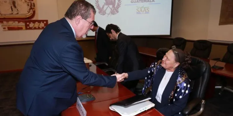 Bernardo Arévalo saluda a la fiscal general, Consuelo Porras (fotografía de archivo).