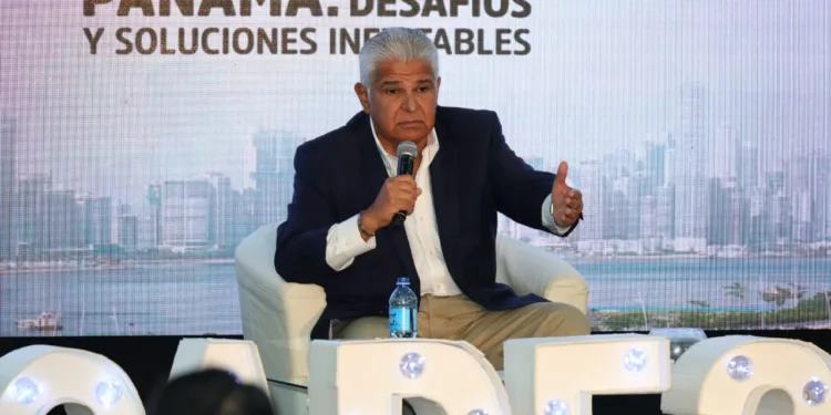 Cuatro candidatos presidenciales panameños prometen desarrollo económico y apuesta social ante empresarios