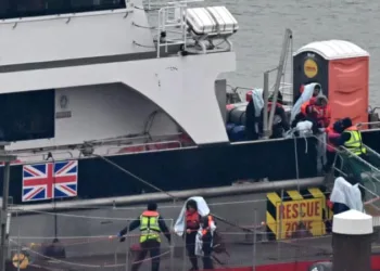 Presidente de Costa Rica dice que no recibirán migrantes expulsados por el Reino Unido