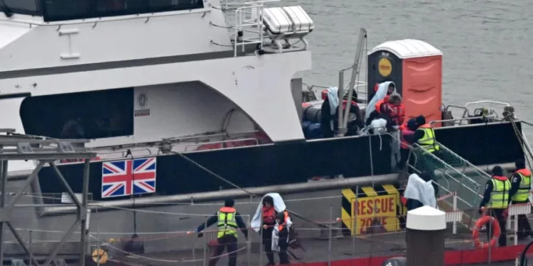 Presidente de Costa Rica dice que no recibirán migrantes expulsados por el Reino Unido