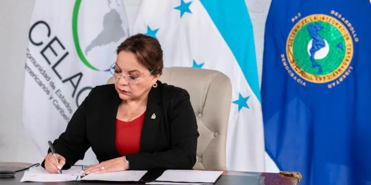 Honduras llama a consulta a encargada de negocios en Quito tras asalto a embajada de México