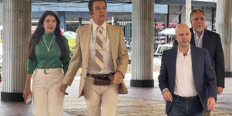 Nasralla dice en el Congreso que el oficialismo hondureño le tiembla de miedo