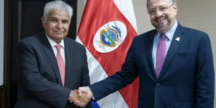 Presidente de Costa Rica recibe “de cortesía” al candidato presidencial panameño Mulino