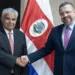 Presidente de Costa Rica recibe “de cortesía” al candidato presidencial panameño Mulino