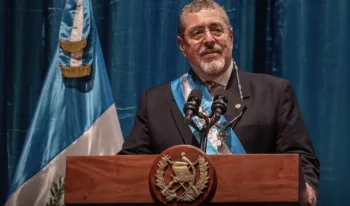 Bernardo Arévalo es el presidente latinoamericano mejor pagado en relación al salario mínimo de su país