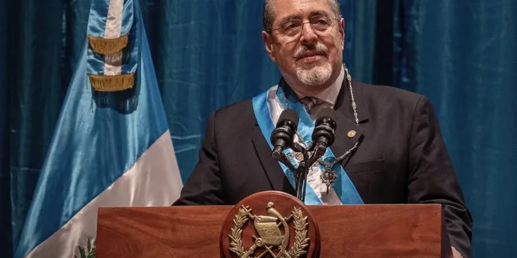 Bernardo Arévalo es el presidente latinoamericano mejor pagado en relación al salario mínimo de su país