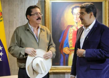 Mel Zelaya le tira flores al dictador Nicolás Maduro y hasta lo llama “democrático”