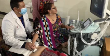 Médico guatemalteco entrenado en Taiwán marca la diferencia en Patzún