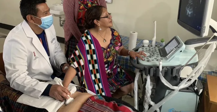 Médico guatemalteco entrenado en Taiwán marca la diferencia en Patzún