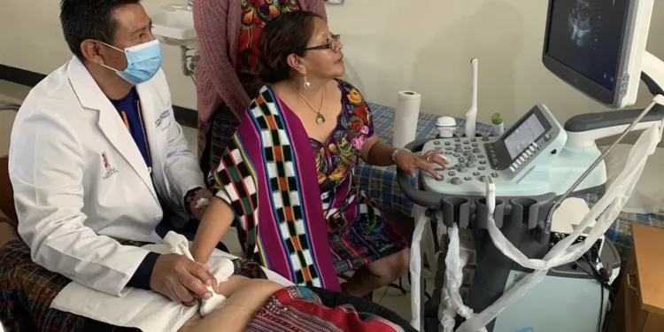 Médico guatemalteco entrenado en Taiwán marca la diferencia en Patzún