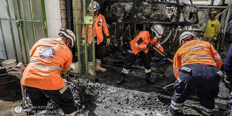 Incendio destruye bodegas de la Catedral Metropolitana de San Salvador